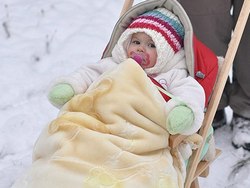 Прогулки зимой с ребенком: необходимо или опасно?