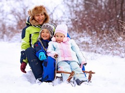 Как организовать здоровые зимние прогулки с ребенком?