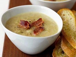 Вкусный и ароматный картофельный суп с беконом (рецепт)