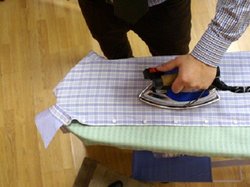 Как очистить след от утюга на одежде