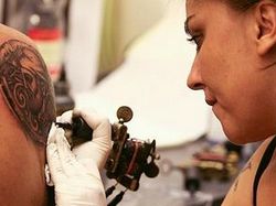 Чем опасен пирсинг и татуировки