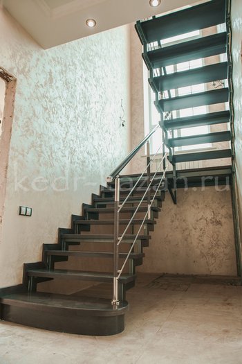 лестница с деревянными ступенями