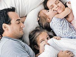 Как отучить ребенка спать вместе с родителями?