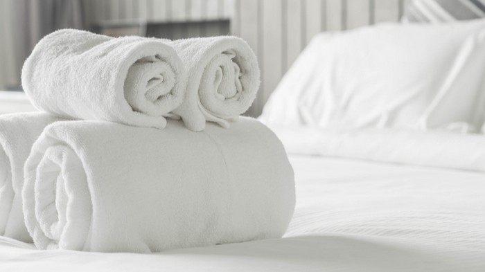 Почему в отелях кровати застилают только белыми простынями