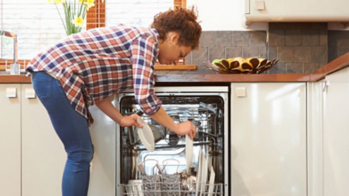 Что нельзя мыть в посудомоечной машине: хрусталь, медь и ещё 14 главных врагов посудомойки