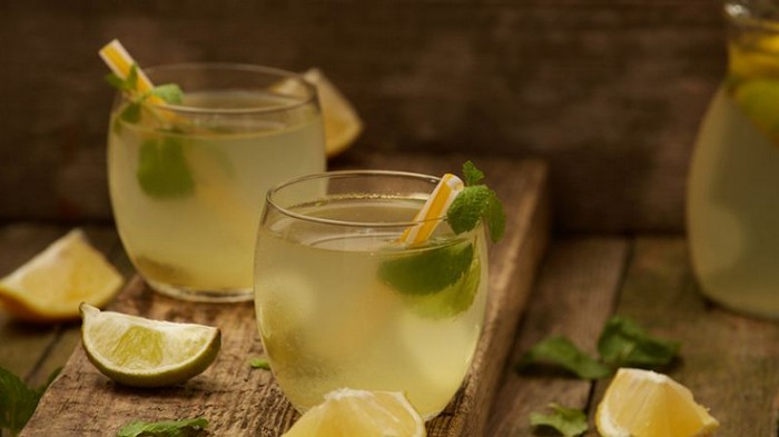 Лимонную воду нужно пить правильно: как избежать наиболее распространенных ошибок в приготовлении и приеме напитка