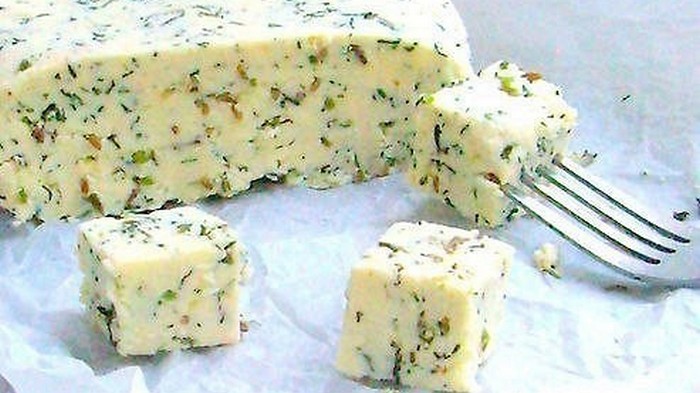 Домашний сыр с чесноком и зеленью