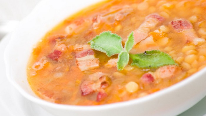 Рецепт согревающего горохового супа с копченостями