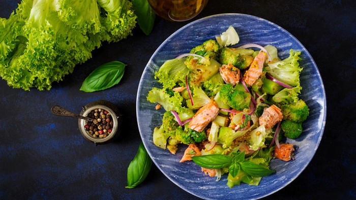 Теплый салат из брокколи и лосося: рецепт дня