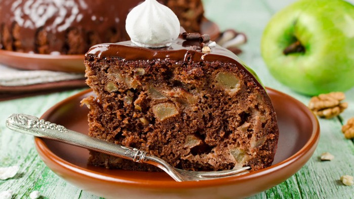 Как испечь шоколадный кекс с яблоками и орехами