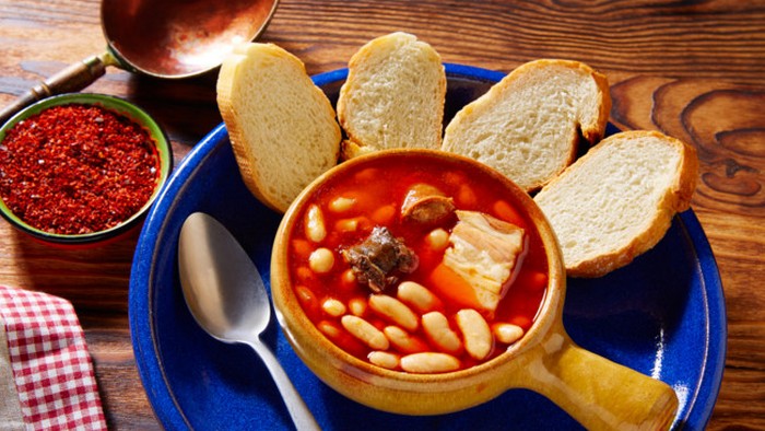 Испанская фабада: рецепт супа с фасолью и колбасками