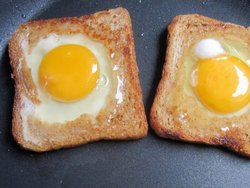 Холостяцкое блюдо — яйцa в булочке