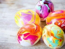 Как красить яйца подручными средствами: лак для ногтей