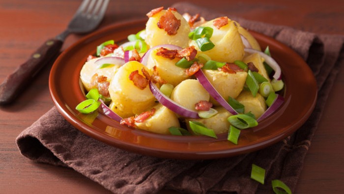 Картофельный салат с беконом и оливками: рецепт дня