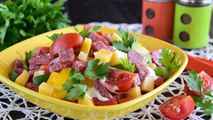 Как приготовить простой салат с колбасой, сыром и помидорами
