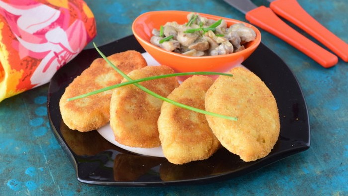 Картофельные котлеты с соусом из белых грибов: пошаговый рецепт