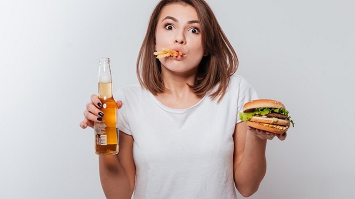 Диетологи назвали вредные привычки, которые мешают похудеть