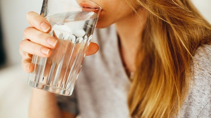 Диетолог рассказала, когда и сколько пить воды