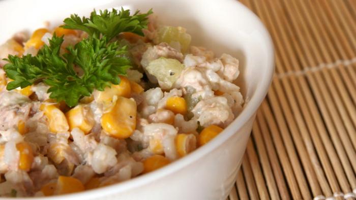 Рецепт простого салата из тунца с кукурузой и огурцами