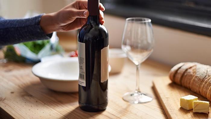 Как открыть бутылку вина без штопора? 6 необычных способов