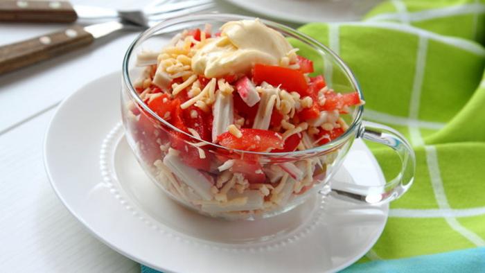 Как сделать быстрый крабовый салат с помидорами и сыром