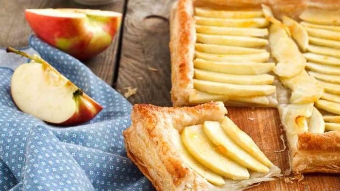 Как испечь вкусный яблочный пирог из слоеного теста