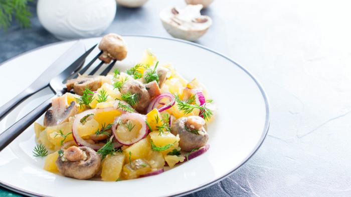 Рецепт простого картофельного салата с маринованными грибами