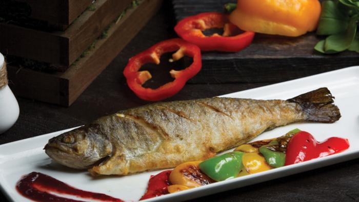 Запеченная рыба с овощами и белым вином: рецепт дня