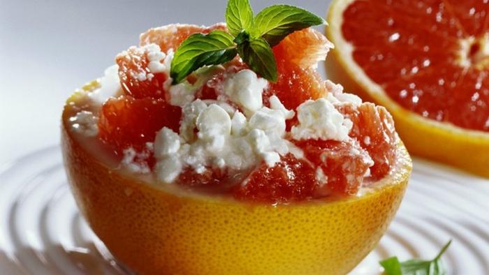 Рецепт диетического завтрака: запеченный грейпфрут с творогом
