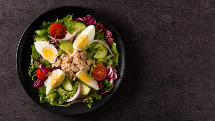 Рецепт простого салата из консервированного тунца и овощей