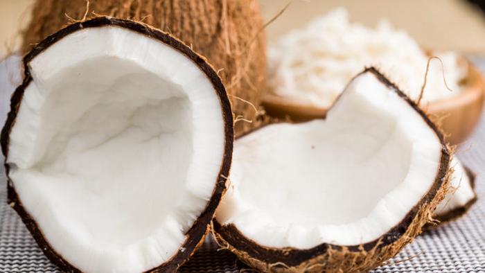 Лайфхак: как открыть кокос в духовке