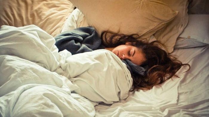 Почему спать с влажными волосами вредно для здоровья?
