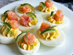 Яйца фаршированные копченым лососем (рецепт)