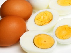 Как отличить сырое яйцо от вареного?