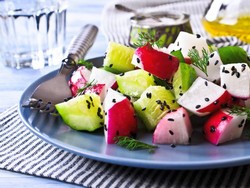 Весенний салат из редиса с огурцами (рецепт)