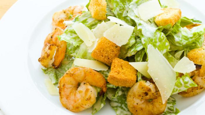 Рецепт на 8 Марта: быстрый салат Цезарь с креветками