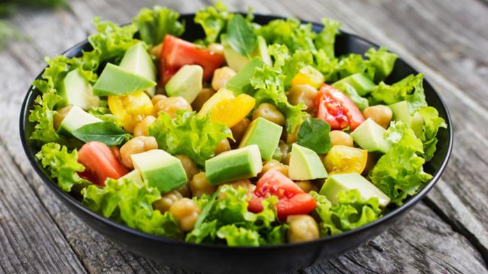Рецепт полезного постного салата из овощей и гороха нут