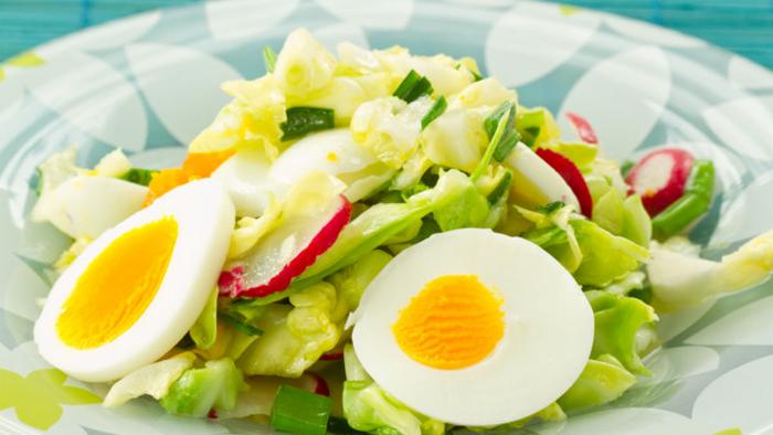 Рецепт витаминного салата с редисом, огурцами и вареным яйцом
