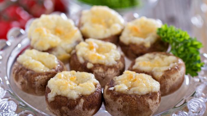 Рецепт оригинальной закуски: фаршированные грибы с сыром и медом