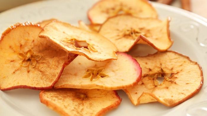 Как приготовить домашние яблочные чипсы с корицей