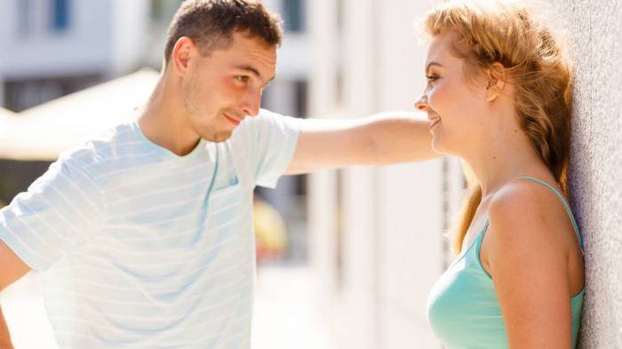 Как понять, что парень хочет тебя поцеловать: изучаем его поведение