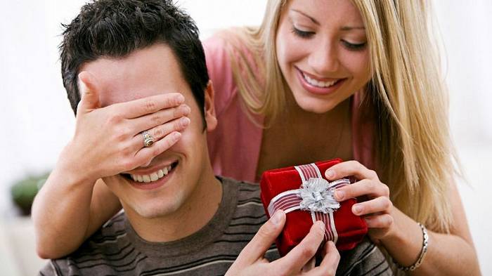 Что подарить мужу на 10 лет свадьбы: мнение мужчин