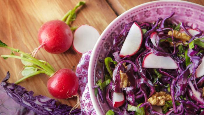 Рецепт полезного весеннего салата из редиса с капустой и орехами