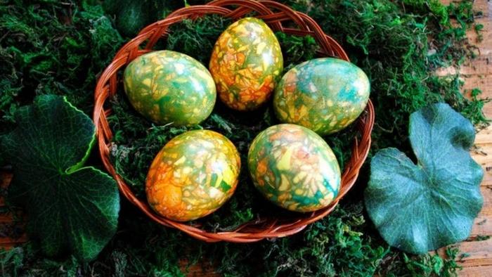 Как покрасить яйца на Пасху луковой шелухой и зеленкой