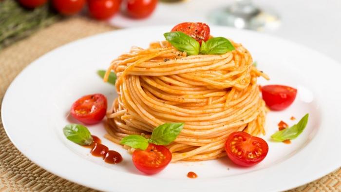 Рецепт быстрой вегетарианской пасты с помидорами черри и базиликом