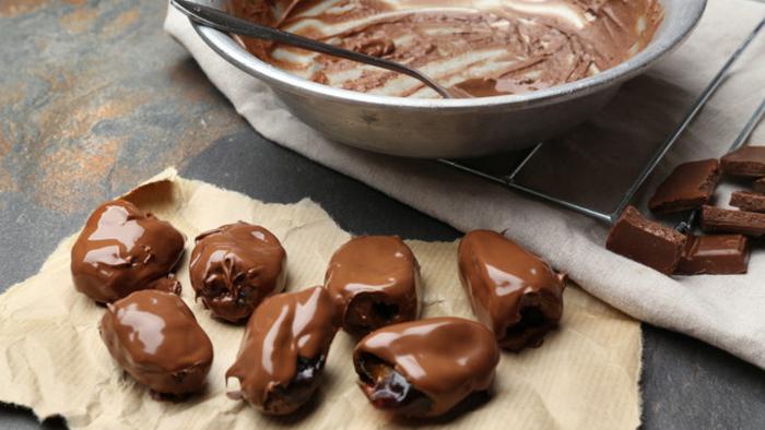 Финики в шоколаде с орехами: рецепт постного десерта