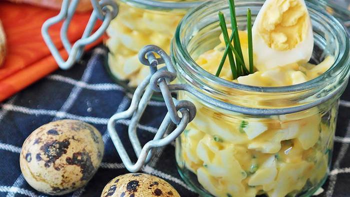 Как использовать крашенки: рецепт яичного салата с горчичной заправкой
