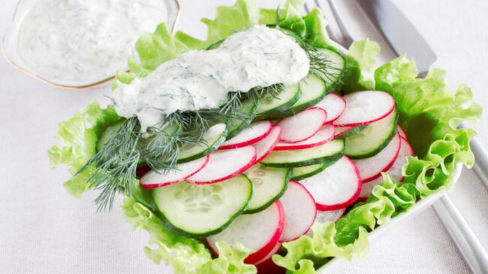 Как приготовить простой салат из редиса и огурцов