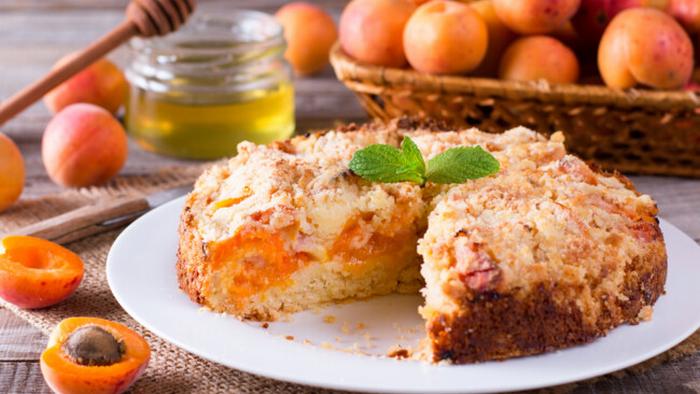 Рецепт песочного пирога с консервированными абрикосами и миндалем