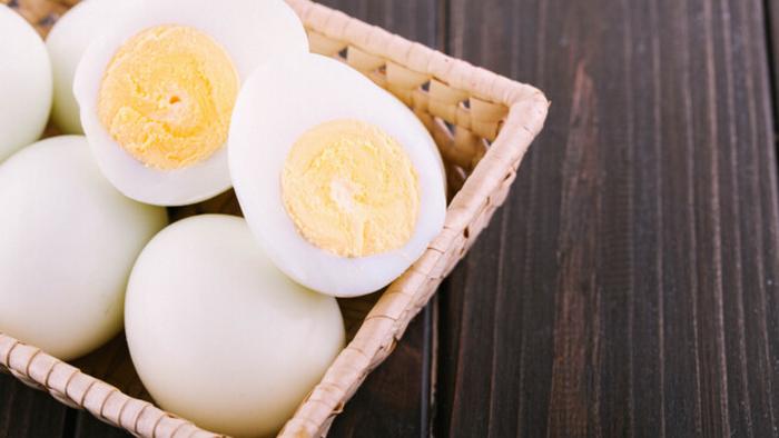 Лайфхак: как быстро почистить яйца от скорлупы